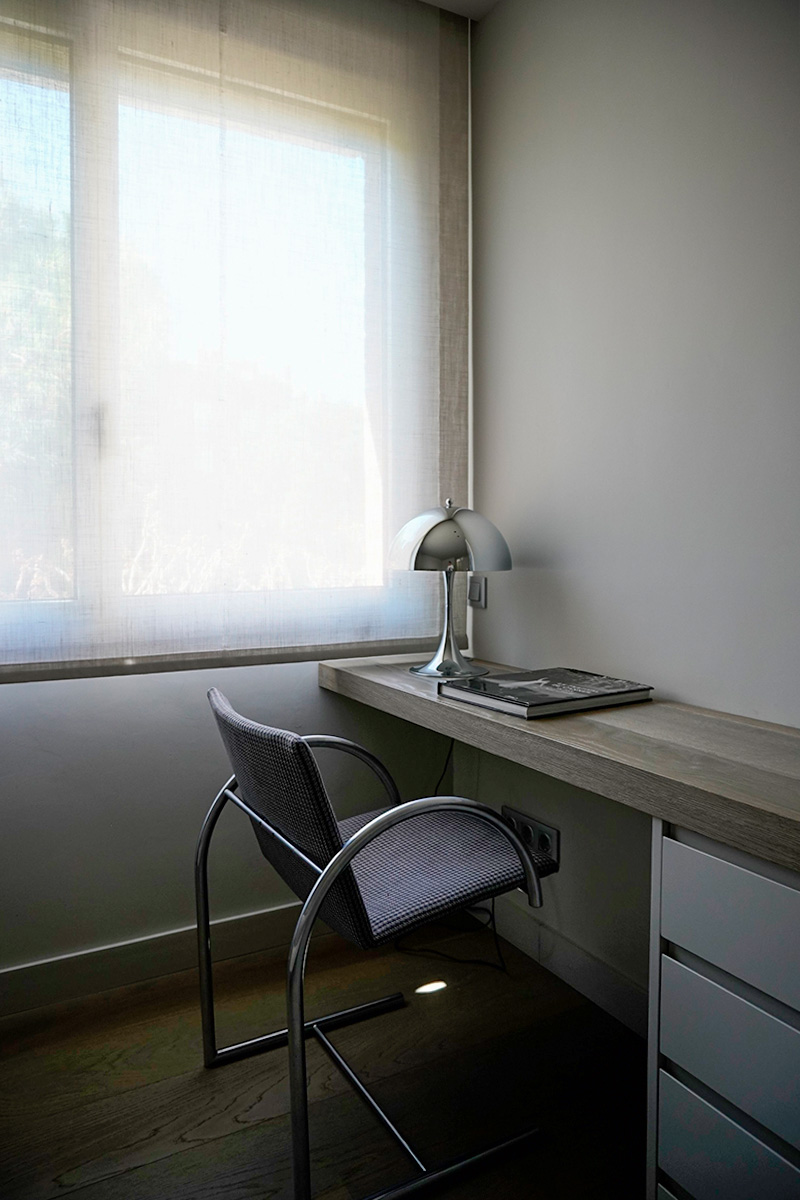 Detalle de un escritorio a medida en una reforma integral con proyecto de interiorismo realizado por Blanca Ferrer Estudio