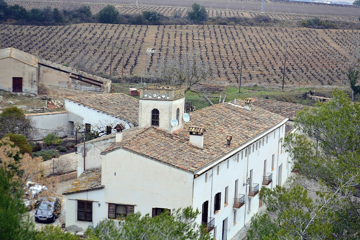 Masía unifamiliar catalogada, del siglo XVIII, situada en Vilafranca del Penedès, rehabilitada y reformada por Blanca Ferrer