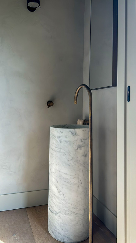 Detalle del baño de cortesía de una reforma y proyecto de interiorismo en una vivienda rústica en la Cerdanya, llevado a cabo por Blanca Ferrer Estudio