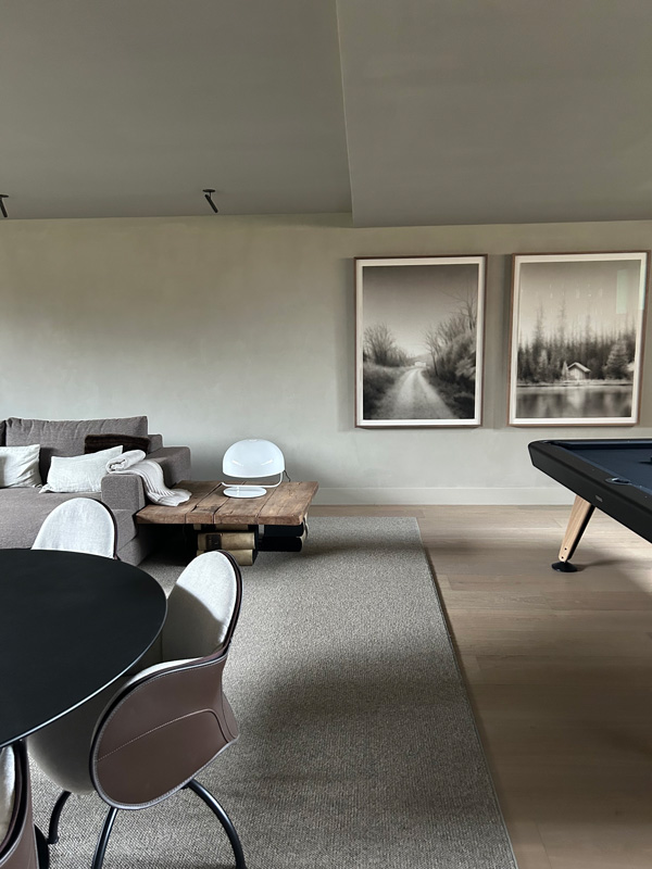 Detalle de la zona de billar de una reforma y proyecto de interiorismo en una vivienda rústica en la Cerdanya, llevado a cabo por Blanca Ferrer Estudio