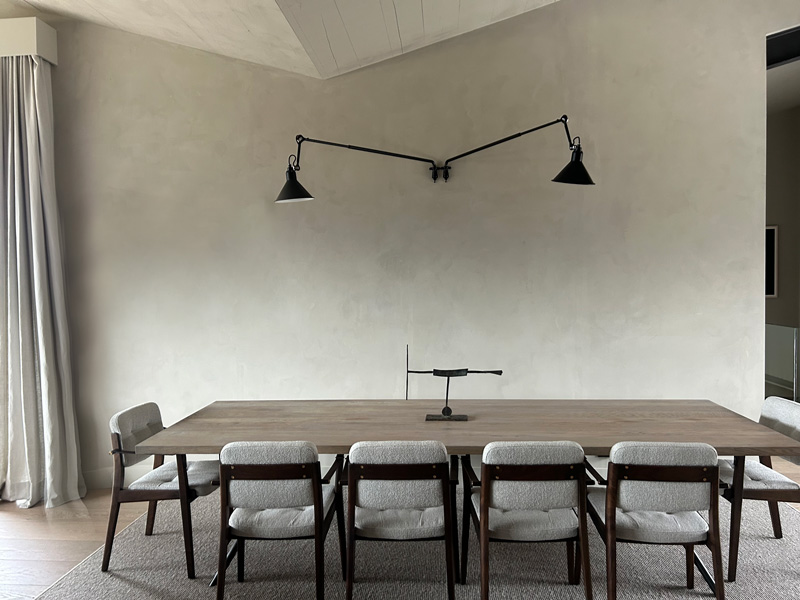 Detalle de la mesa de comedor de una reforma y proyecto de interiorismo en una vivienda rústica en la Cerdanya, llevado a cabo por Blanca Ferrer Estudio