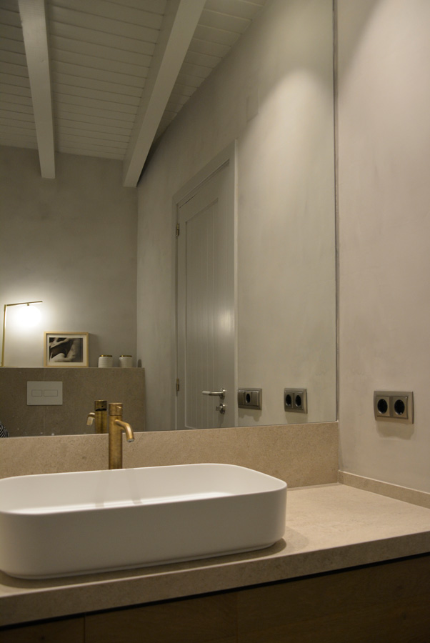 Detalle del baño de la granja de Molins con una reforma hecha por Blanca Ferrer