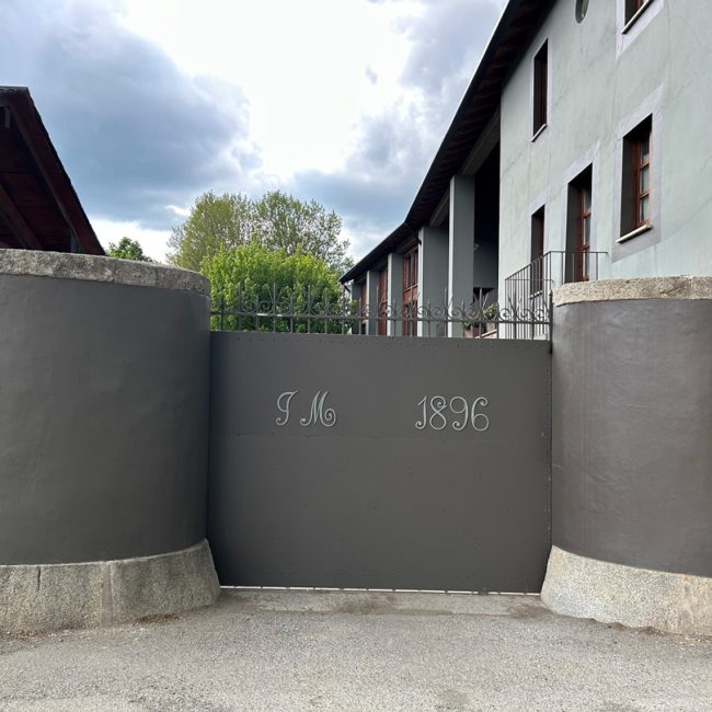 Detalle de la entrada a la granja de Molins con una reforma hecha por Blanca Ferrer