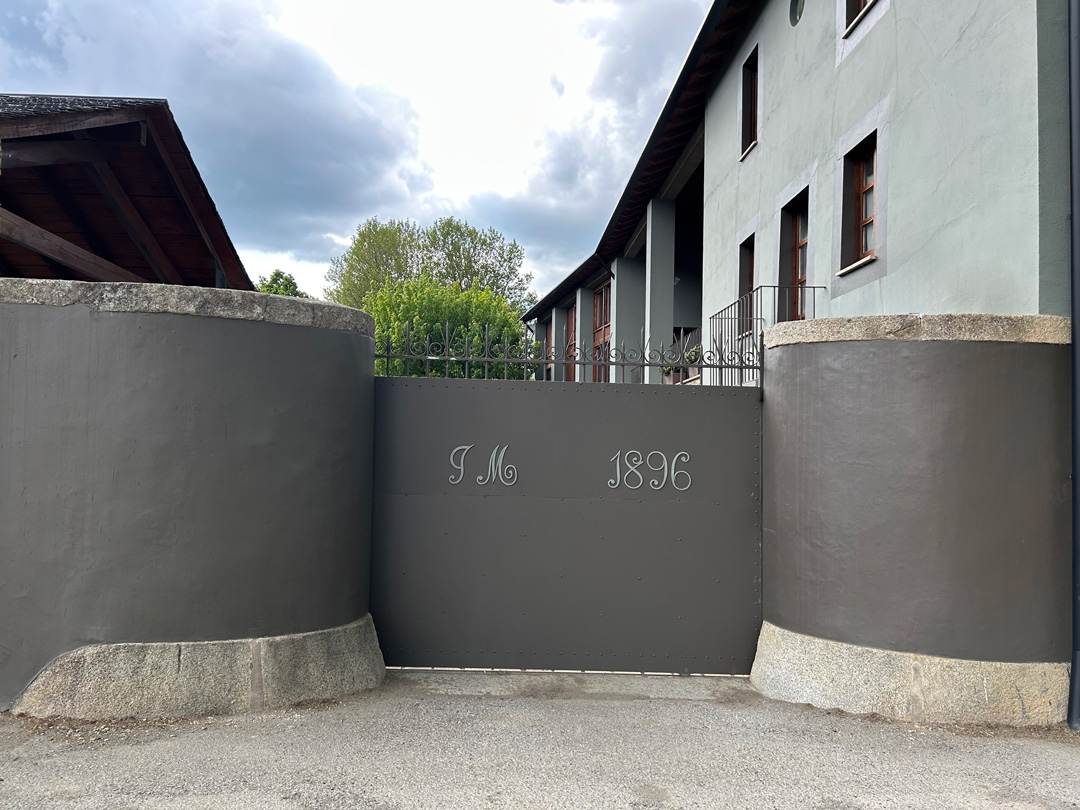 Detalle de la entrada a la granja de Molins con una reforma hecha por Blanca Ferrer