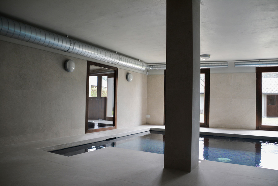Detalle de la piscina dentro de la granja de Molins con una reforma hecha por Blanca Ferrer