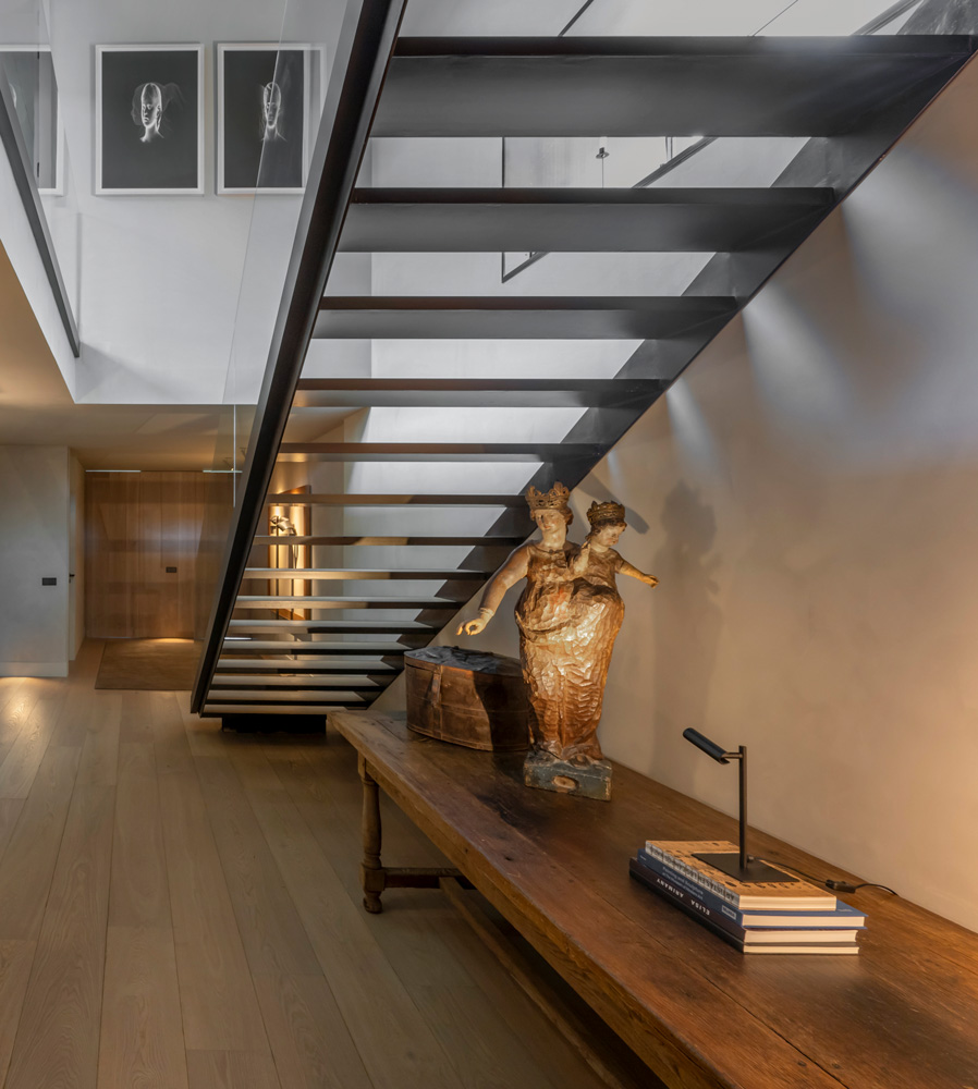 Detalle de la escalera en una reforma integral de una vivienda unifamiliar realizada por Blanca Ferrer Estudio.