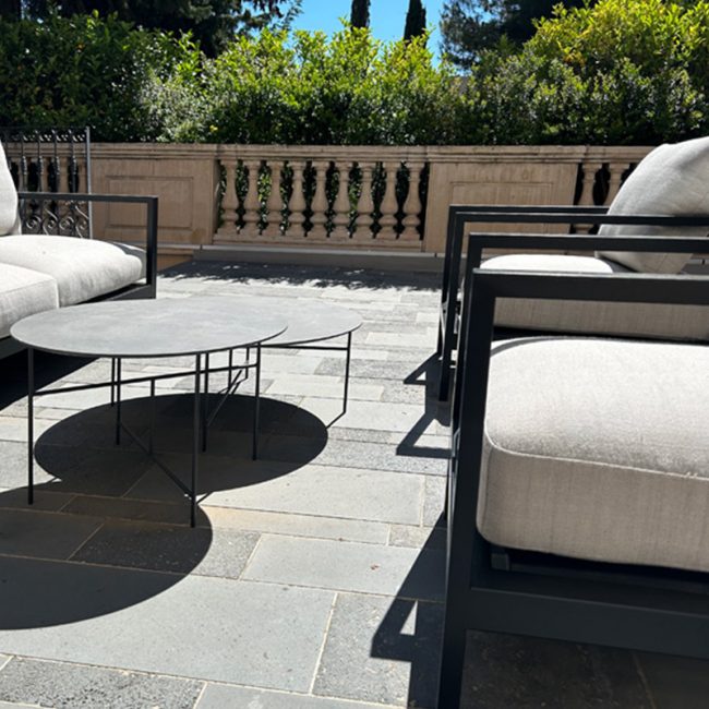 Detalle de la terraza de una finca clásica en Barcelona reformada por Blanca Ferrer Estudio