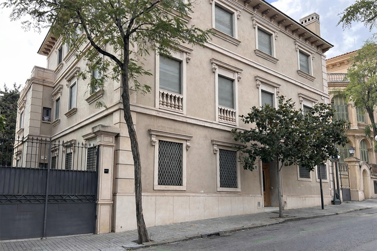 Fachada de la vivienda reformada en Barcelona por Blanca Ferrer Estudio